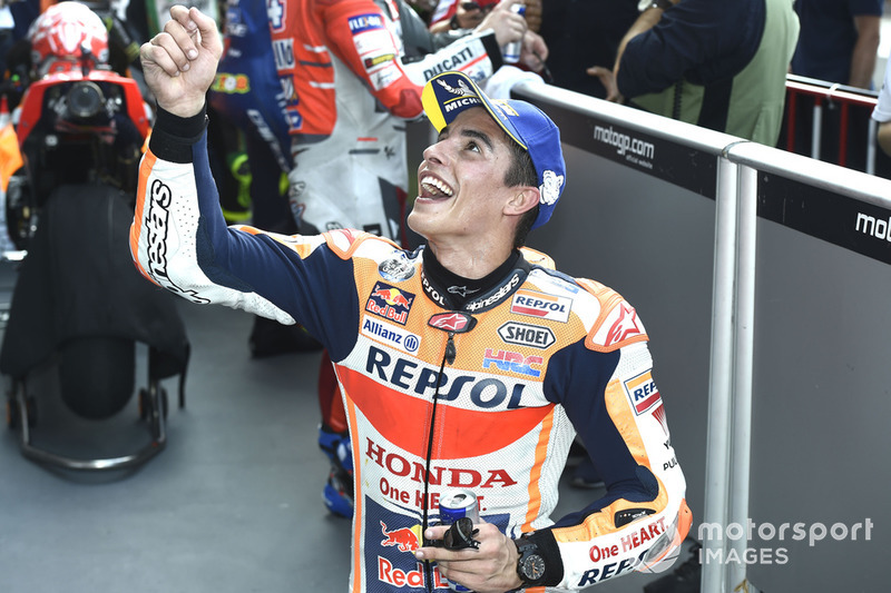 Il poleman Marc Marquez, Repsol Honda Team, risponde a una proposta di matrimonio dal pubblico