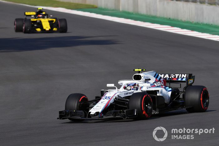 Sergey Sirotkin, Williams FW41 and Carlos Sainz Jr., Renault Sport F1 Team R.S. 18 