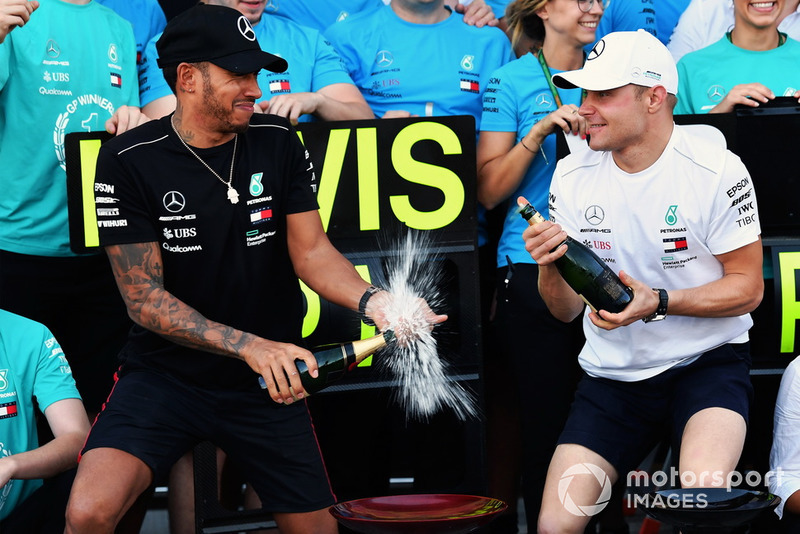 Lewis Hamilton, Mercedes AMG F1 and Valtteri Bottas, Mercedes AMG F1 celebrate with the team and the champagne