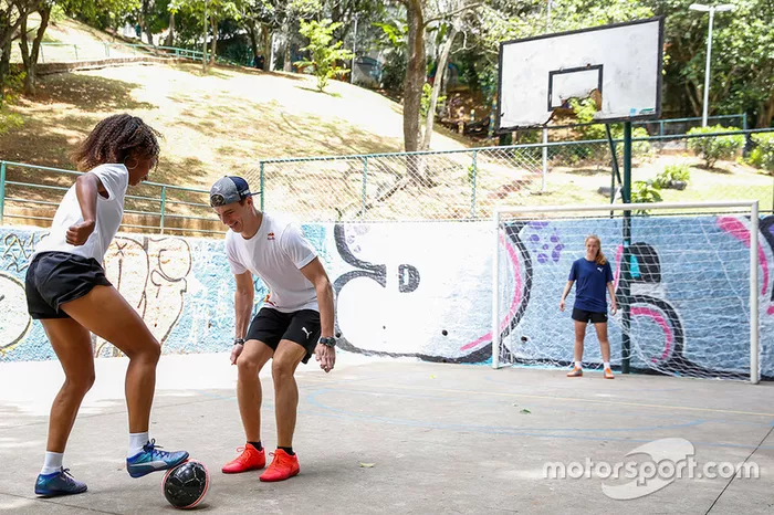 Max Verstappen y Daniel Ricciardo, Red Bull Racing juegan Futsal en Brasil