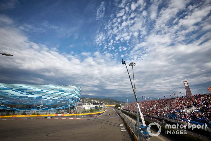 Valtteri Bottas, Mercedes AMG F1, lidera a Lewis Hamilton, Mercedes AMG F1 