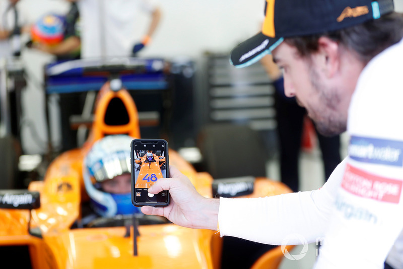 Jimmie Johnson dans la McLaren, Fernando Alonso prend une photo