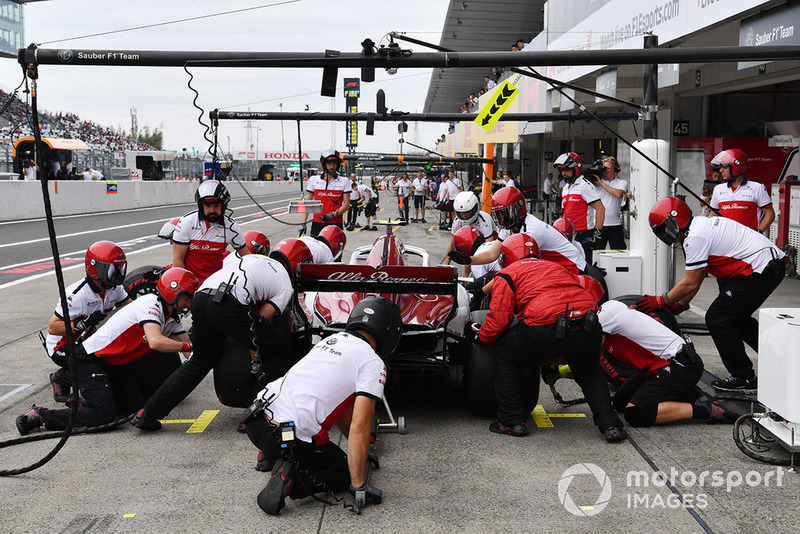 Charles Leclerc, Sauber C37 pit stop