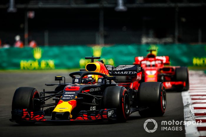 Daniel Ricciardo, Red Bull Racing RB14, Sebastian Vettel, Ferrari SF71H