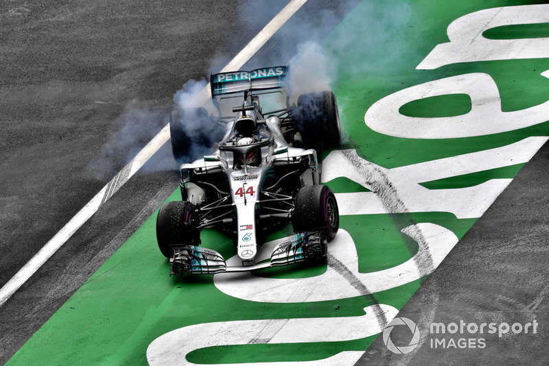 Lewis Hamilton, Mercedes-AMG F1 W09 EQ Power + celebra haciendo donas