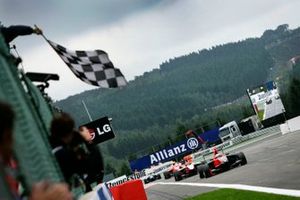 Adrien Tambay, Manor Racing,  festeggia la vittoria mentre prende la bandiera a scacchi davanti ad Alexander Rossi, ART Grand Prix, e Miki Monras, MW Arden