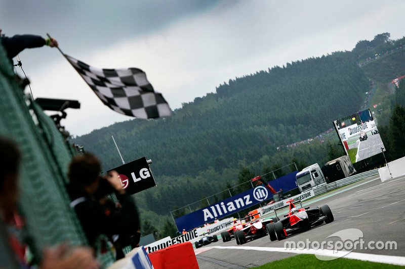 Adrien Tambay, Manor Racing,  festeggia la vittoria mentre prende la bandiera a scacchi davanti ad Alexander Rossi, ART Grand Prix, e Miki Monras, MW Arden