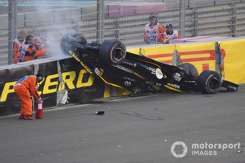 Nico Hulkenberg, Renault Sport F1 Team R.S. 18 upside down after crashing