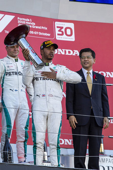 Lewis Hamilton, Mercedes AMG F1 and Mr. Keiichi Ishii, Minister of Land, Infrastructure, Transport and Tourism with the trophy on the podium
