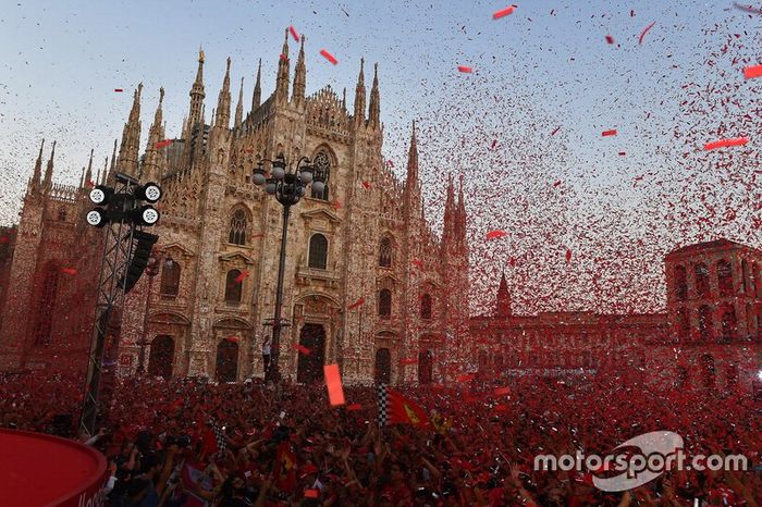 Piazza Duomo com fãs da Ferrari