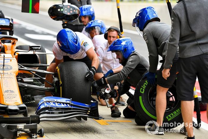 Carlos Sainz Jr., McLaren MCL34, en pits