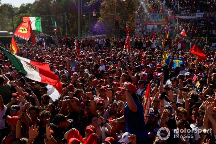 Fans se reúne para la ceremonia del podio