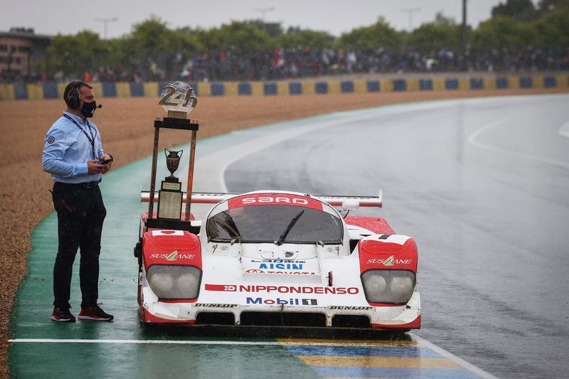 Trofeo con un coche Toyota de época