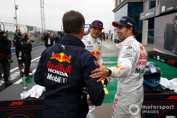 Christian Horner, director del equipo Red Bull Racing, Max Verstappen, Red Bull Racing, 2ª posición, y Sergio Pérez, Red Bull Racing, 3ª posición, en el Parc Ferme