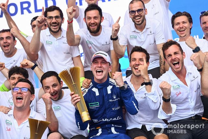 El ganador Maximilian Gunther, Maserati Racing, celebra con su equipo en el podio