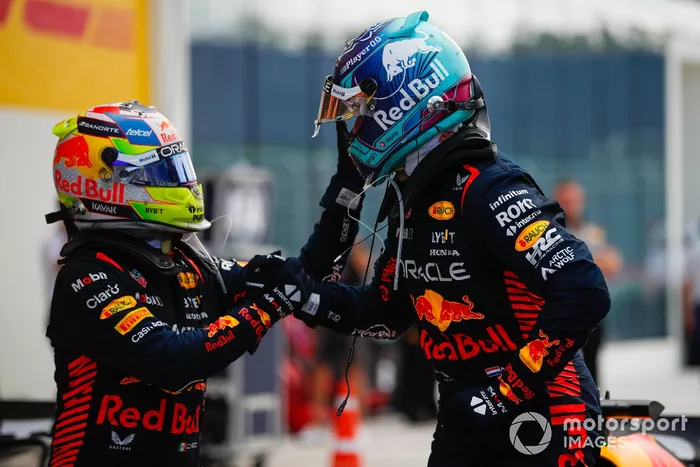 Sergio Pérez, Red Bull Racing, 2ª posición, Max Verstappen, Red Bull Racing, 1ª posición, se felicitan mutuamente en Parc Ferme