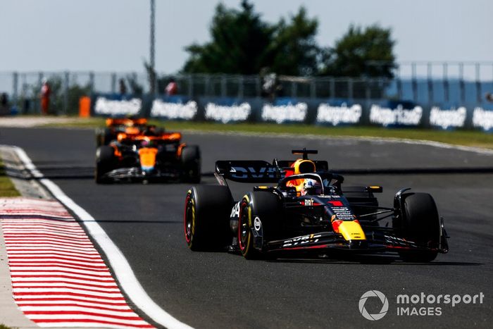 Max Verstappen, Red Bull Racing RB19, Oscar Piastri, McLaren MCL60