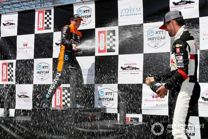 El segundo lugar Alex Palou, Chip Ganassi Racing Honda,  ganador Patricio O'Ward, Arrow McLaren SP Chevrolet, tercer lugar Rinus VeeKay, Ed Carpenter Racing Chevrolet celebran en Victory Lane