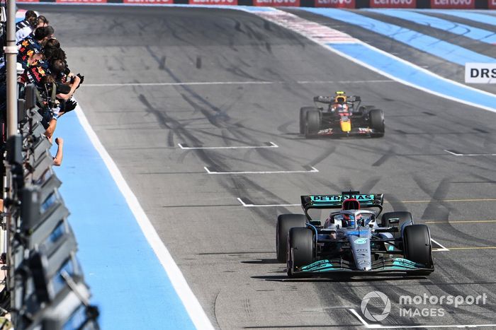 George Russell, Mercedes W13, 3ª posición, Sergio Pérez, Red Bull Racing RB18 cuarto, sobre la línea de meta