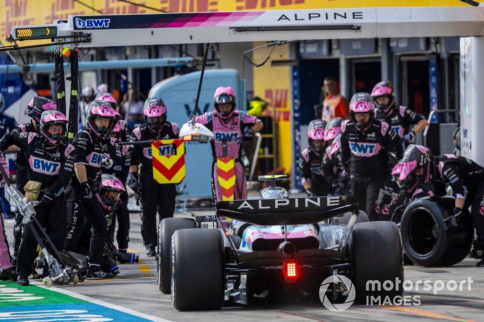 Pierre Gasly, Alpine A524, robi pit stop