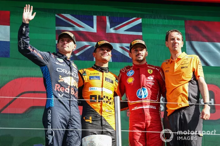 Max Verstappen, Red Bull Racing, 2ª posición, Lando Norris, McLaren F1 Team, 1ª posición, Charles Leclerc, Scuderia Ferrari, 3ª posición, el delegado de trofeos de McLaren en el podio.