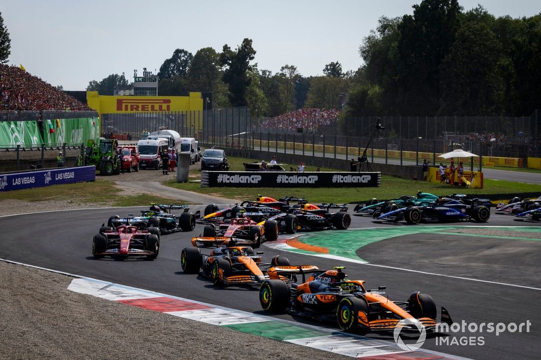 Lando Norris, McLaren MCL38, Oscar Piastri, McLaren MCL38, Charles Leclerc, Ferrari SF-24 