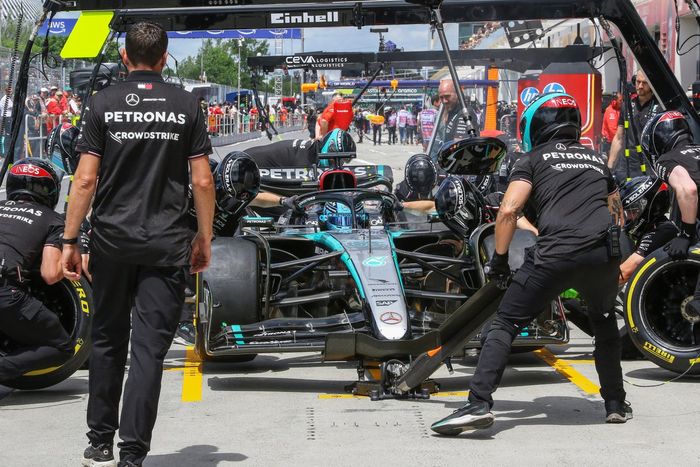 El equipo de boxes de Mercedes AMG realiza una parada en boxes de George Russell, Mercedes F1 W15 
