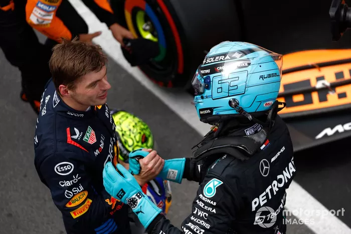 El hombre de la pole George Russell, Mercedes-AMG F1 Team, es felicitado por Max Verstappen, Red Bull Racing, tras la Calificación