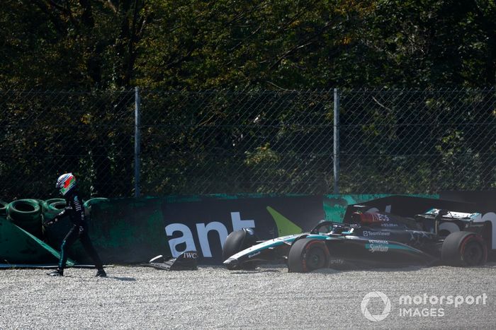Andrea Kimi Antonelli, Mercedes-AMG F1 Team, se aleja de su coche dañado tras un accidente en la FP1