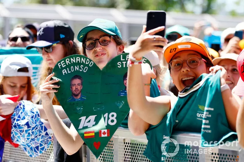 Los aficionados muestran su apoyo a Fernando Alonso y al equipo Aston Martin de F1