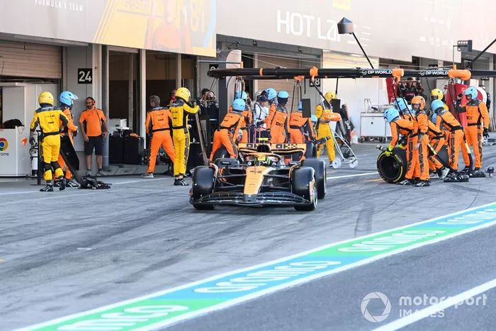 Lando Norris, McLaren MCL60, sale de su box tras una parada