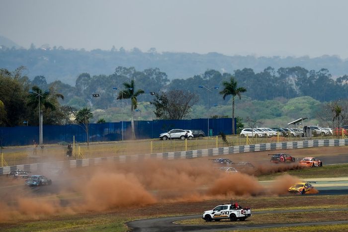 Thiago Camilo sai da pista durante a corrida 2 e levanta poeira