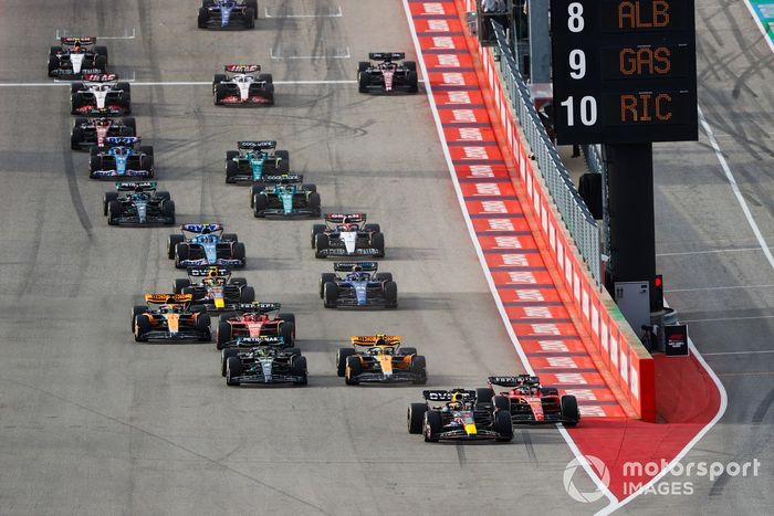 Max Verstappen, Red Bull Racing RB19, Charles Leclerc, Ferrari SF-23, por delante de Lando Norris, McLaren MCL60, Lewis Hamilton, Mercedes F1 W14, el resto de la parrilla.