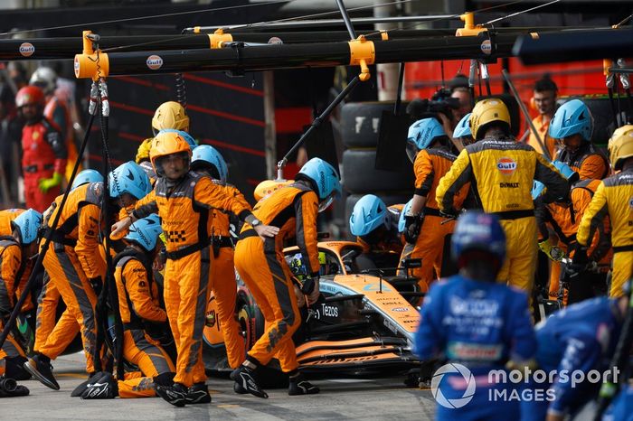 Lando Norris, McLaren MCL36, hace una parada en boxes