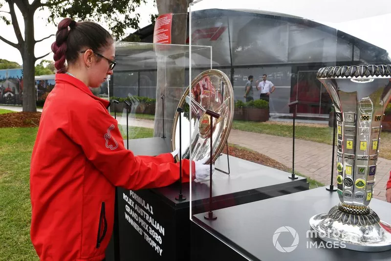 El personal del paddock se prepara con el trofeo de la carrera