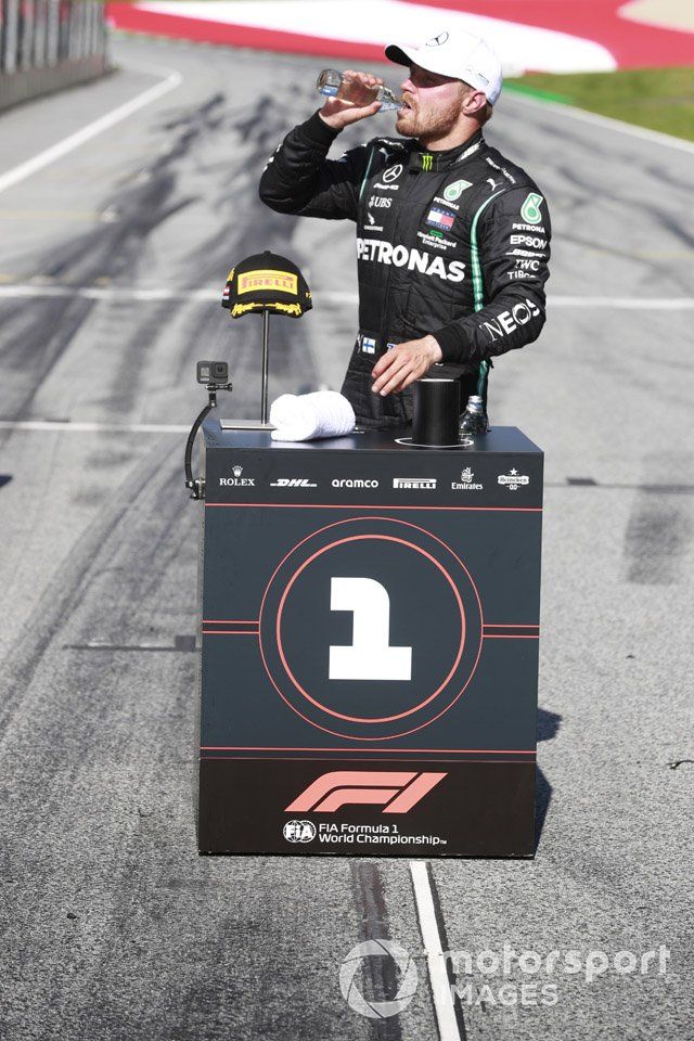 Valtteri Bottas, Mercedes-AMG Petronas F1, celebra después de la carrera