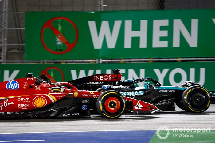 Charles Leclerc, Ferrari SF-24, lucha con George Russell, Mercedes F1 W15 