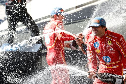 Charles Leclerc, Scuderia Ferrari, 1ª posição, Carlos Sainz, Scuderia Ferrari, 2ª posição, festejam no pódio com champanhe