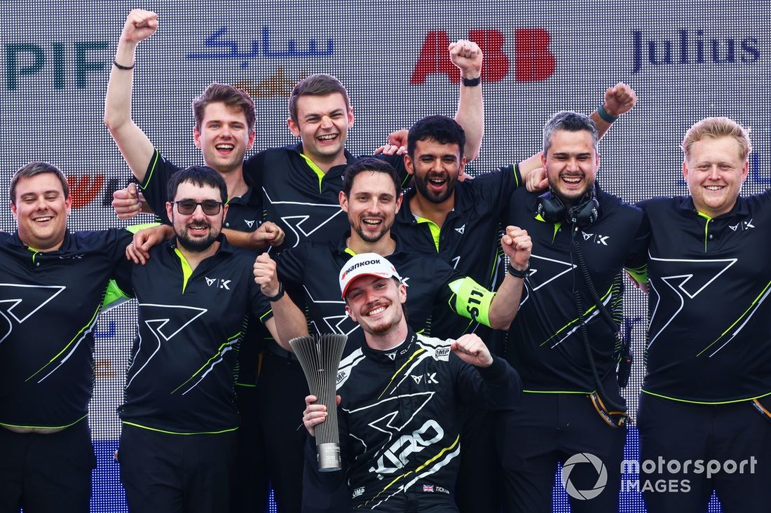 Podium: trzecie miejsce Dan Ticktum, Kiro Race Co z zespołem