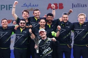 Podio: tercer puesto Dan Ticktum, Kiro Race Co con el equipo