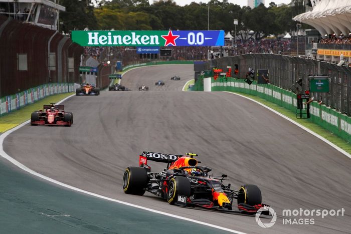 Sergio Pérez, Red Bull Racing RB16B, Charles Leclerc, Ferrari SF21