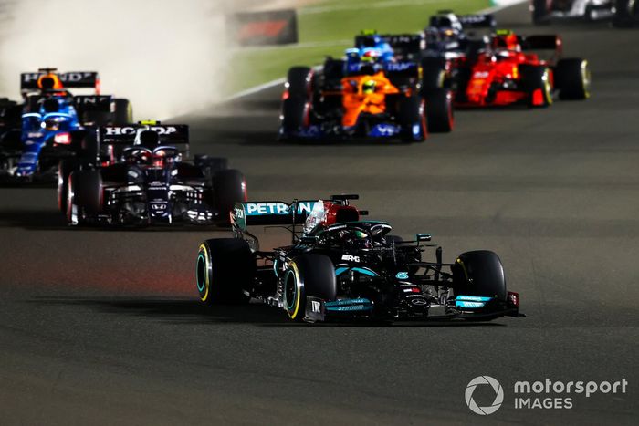 Lewis Hamilton, Mercedes W12, Pierre Gasly, AlphaTauri AT02, y Fernando Alonso, Alpine A521