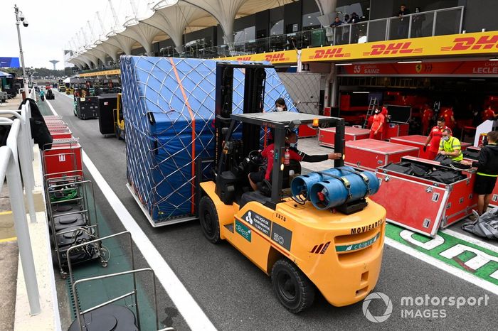 Montacargas entregando equipos en el pitlane
