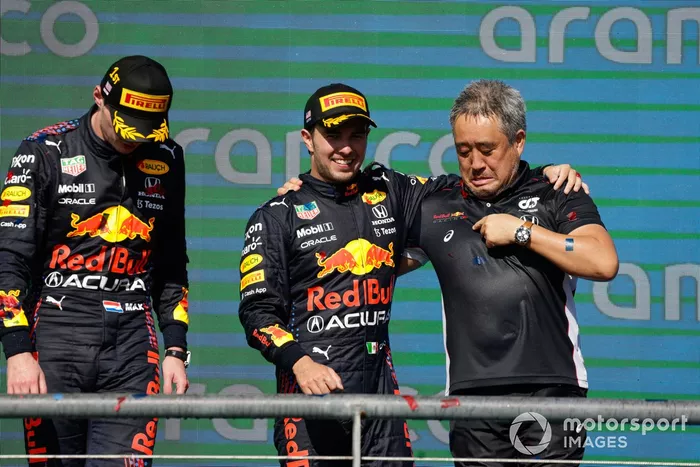 Podio: ganador Max Verstappen, Red Bull Racing, tercer lugar Sergio Pérez, Red Bull Racing y Masashi Yamamoto, Director de Honda Motorsport