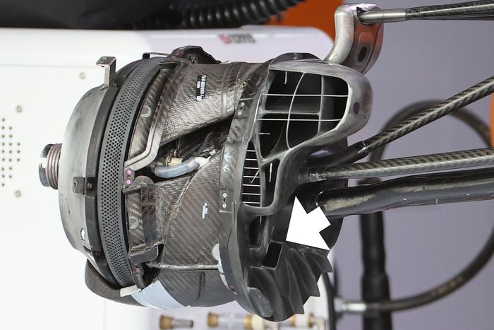 Detalle del conducto de freno del McLaren MCL35M