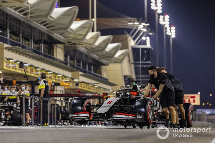 Los mecánicos de Haas empujan el Haas VF-20 de Romain Grosjean a lo largo del pitlane