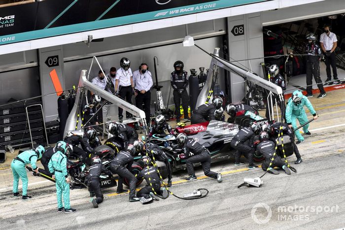 Valtteri Bottas, Mercedes W12, en los boxes