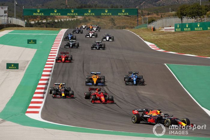 Max Verstappen, Red Bull Racing RB16B, Carlos Sainz Jr., Ferrari SF21, Sergio Pérez, Red Bull Racing RB16B, Esteban Ocon, Alpine A521 Lando Norris, McLaren MCL35M, Charles Leclerc, Ferrari SF21, al inicio