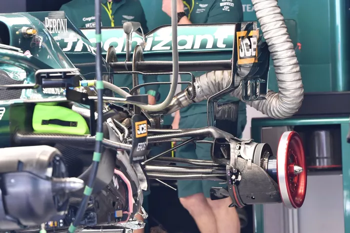Detalle del alerón trasero del Aston Martin AMR21 y de los frenos traseros
