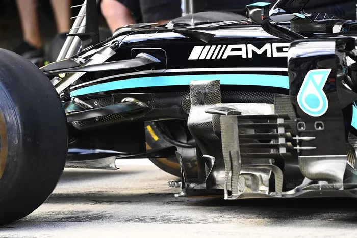 Detalle del bargeboard del Mercedes W12